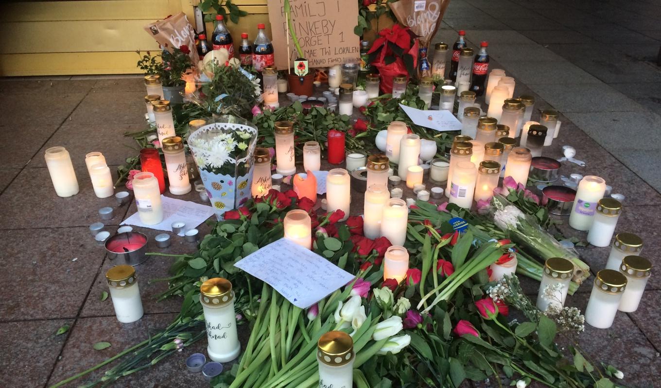 Polisen säger att man har gjort en mängd beslag i form av bland annat vapen och dynamit i samband med den pågående våldsvågen i Stockholmsområdet. På bilden syns blommor efter dödsskjutningen  i Vällingby på nyårsafton. Foto: Tony Lingefors