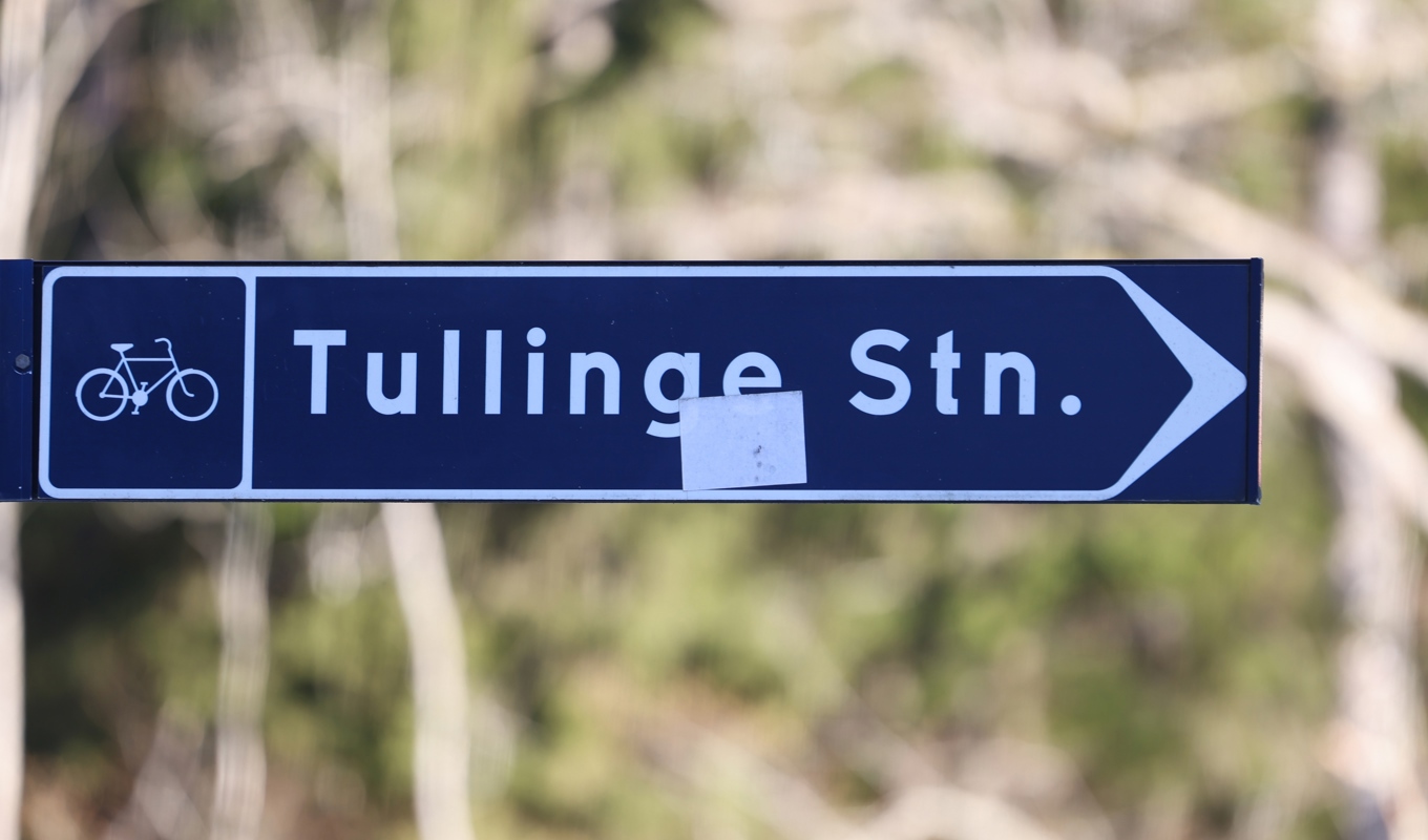 En man i 50-årsåldern sköts natten mot fredags ihjäl i sin bostad i Tullinge, söder om Stockholm. Mannen var ostraffad men hans son uppges ha kopplingar till ett kriminellt nätverk. Foto: Ali Lorestani/TT