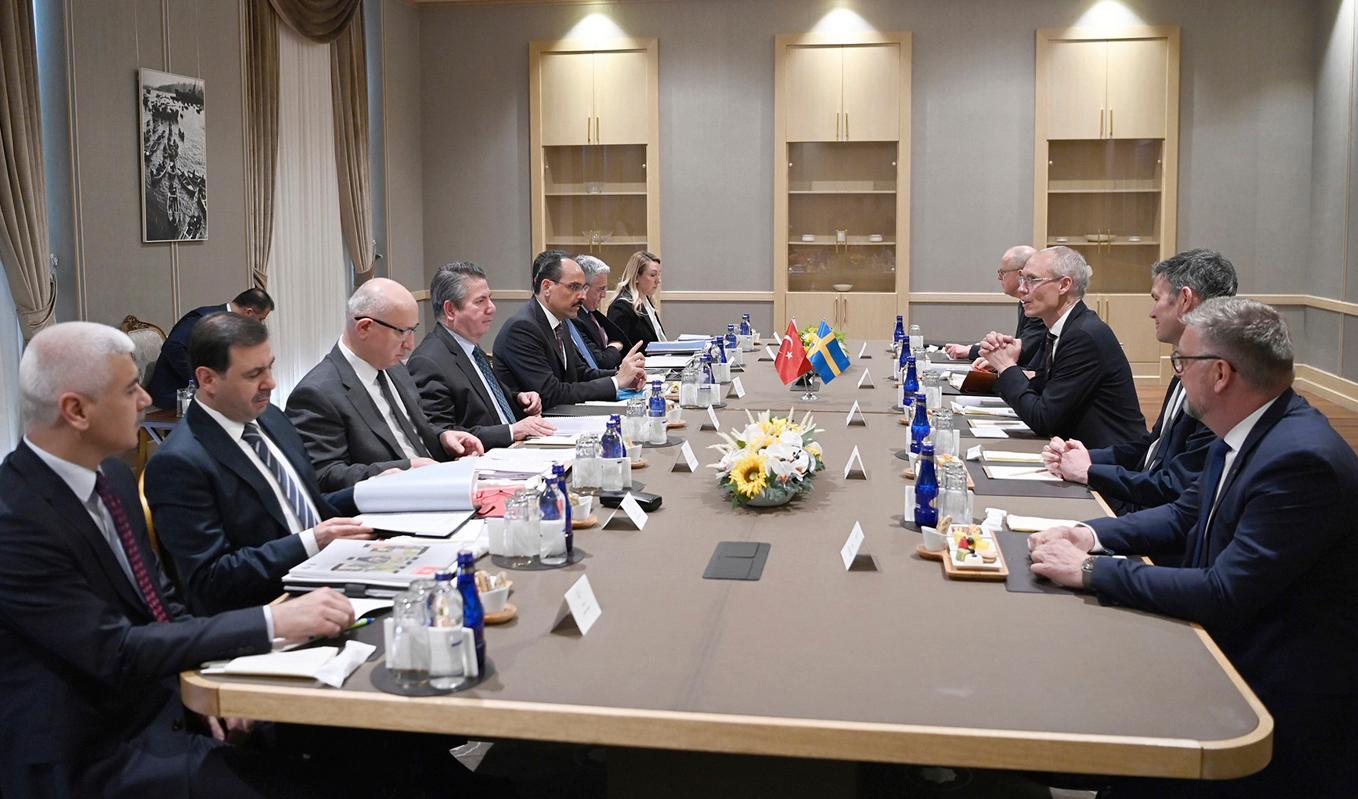 Sveriges chefsförhandlare om Nato, Oscar Stenström (i mitten på högra sidan) vid ett tidigare samtal med sin turkiske motsvarighet Ibrahim Kalin (femte man från vänster på vänstra sidan). Nu möts de igen, den här gången i Bryssel. Arkivfoto. Foto: Turkiska presidentämbetet/AP/TT