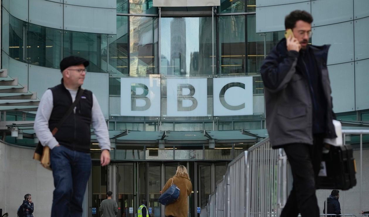 Både BBC och den brittiska regeringen har förbjudit sina anställda att använda Tiktok av säkerhetskäl. Arkivbild. Foto: Kin Cheung/AP/TT