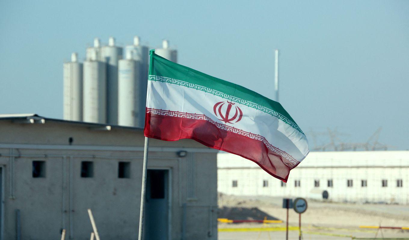 Den iranska flaggan vajar utanför Bushehrs kärnkraftverk i Iran.Foto: Atta Kenare/AFP via Getty Images
