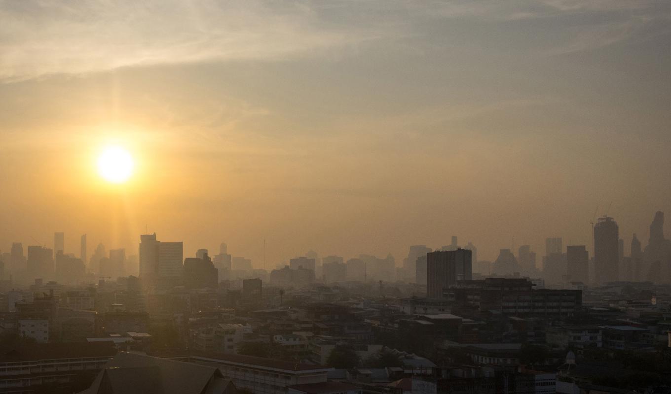Solen fördunklas av smog över Thailands huvudstad Bangkok på den här bilden från slutet av januari. Foto: Jack Taylor/AFP via Getty Images