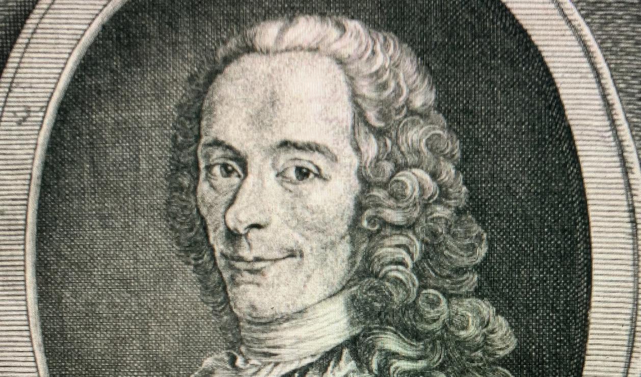 Voltaire, eller François-Marie Arouet som han egentligen hette, porträtterad i ett kopparstick från 1738. Foto: Public Domain