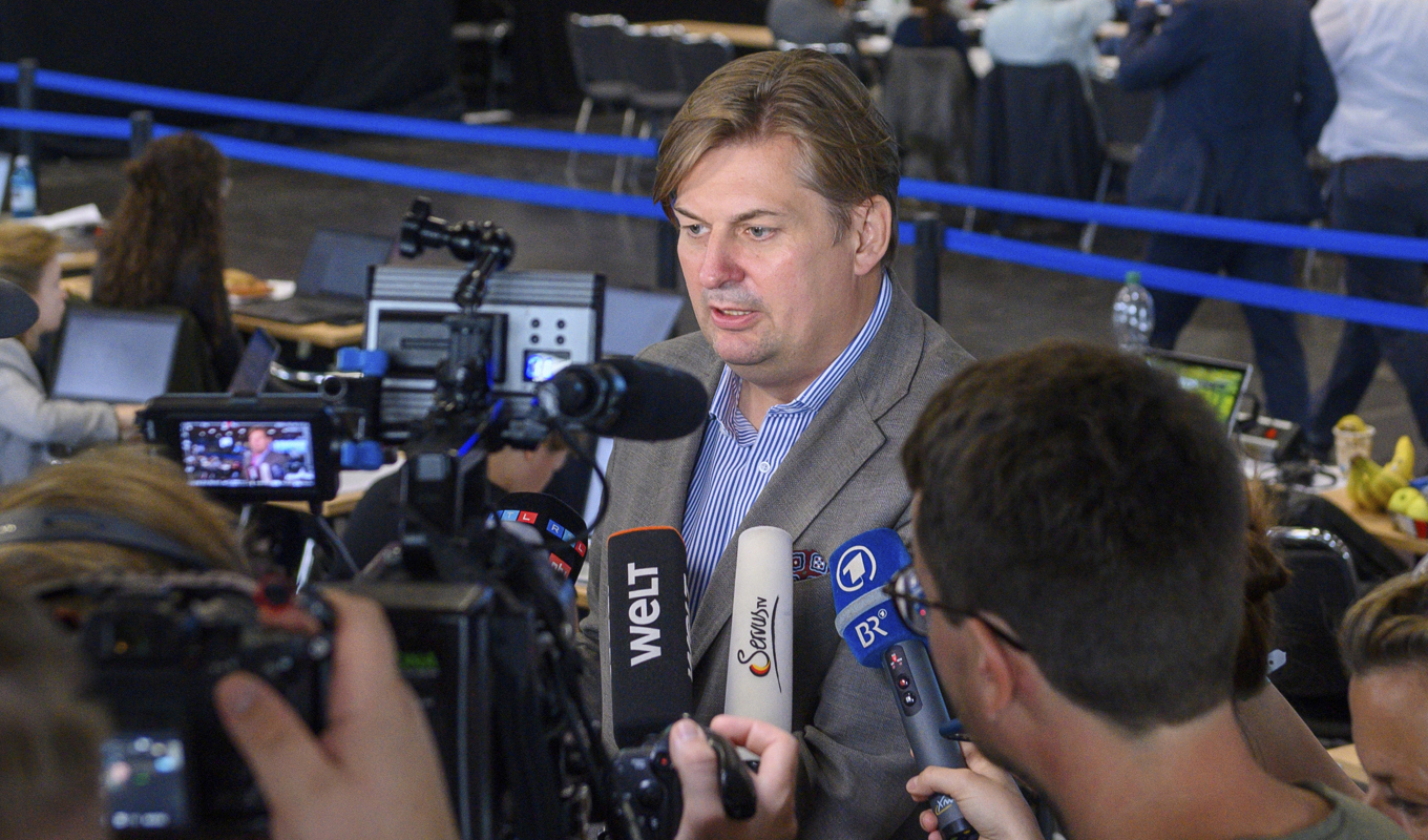 Maximilian Krah toppar AFD:s lista inför valet till EU-parlamentet nästa år. Här svarar han på frågor från journalister efter partikonventet i Magdeburg. Foto: Klaus-Dietmar Gabbert/AP/TT