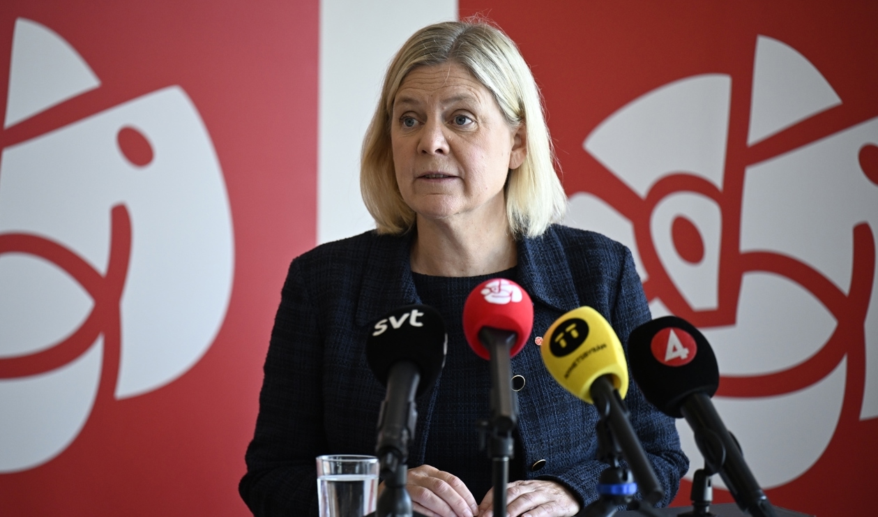 Socialdemokraternas partiledare Magdalena Andersson håller pressträff i Folkets hus i Olofström innan sitt sommartal på söndagen. Foto: Johan Nilsson/TT