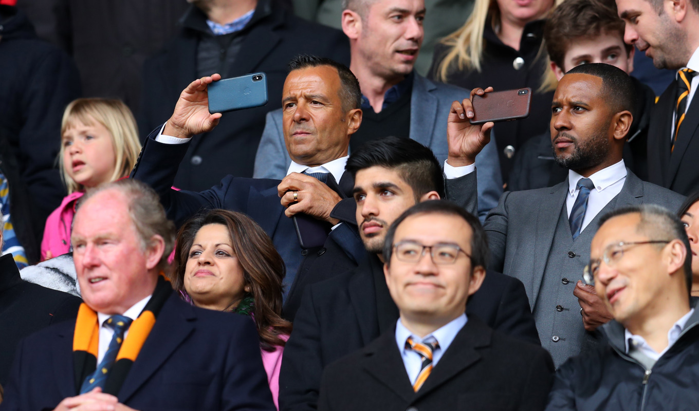 Jorge Mendes är det största namnet i agentbranschen och jobbade i 20 år för Ronaldo. Här spanar Mendes, till vänster med mobil, efter nya talanger. Foto: Catherine Ivill/Getty Images