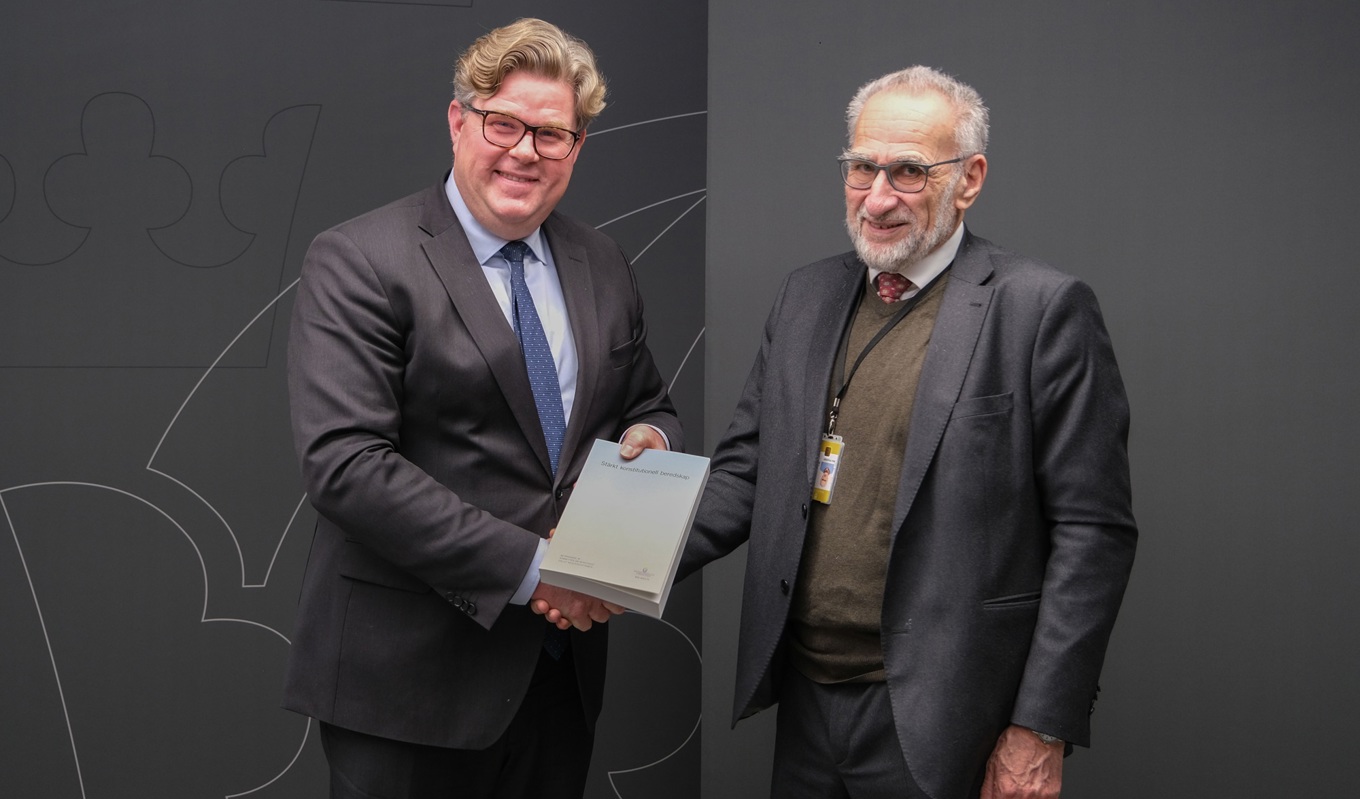 På måndagen överlämnade Johan Hirschfeldt kommitténs betänkande om utökade befogenheter till justitieminister Gunnar Strömmer efter två års arbete. Foto: Linnea Engberg/Regeringskansliet