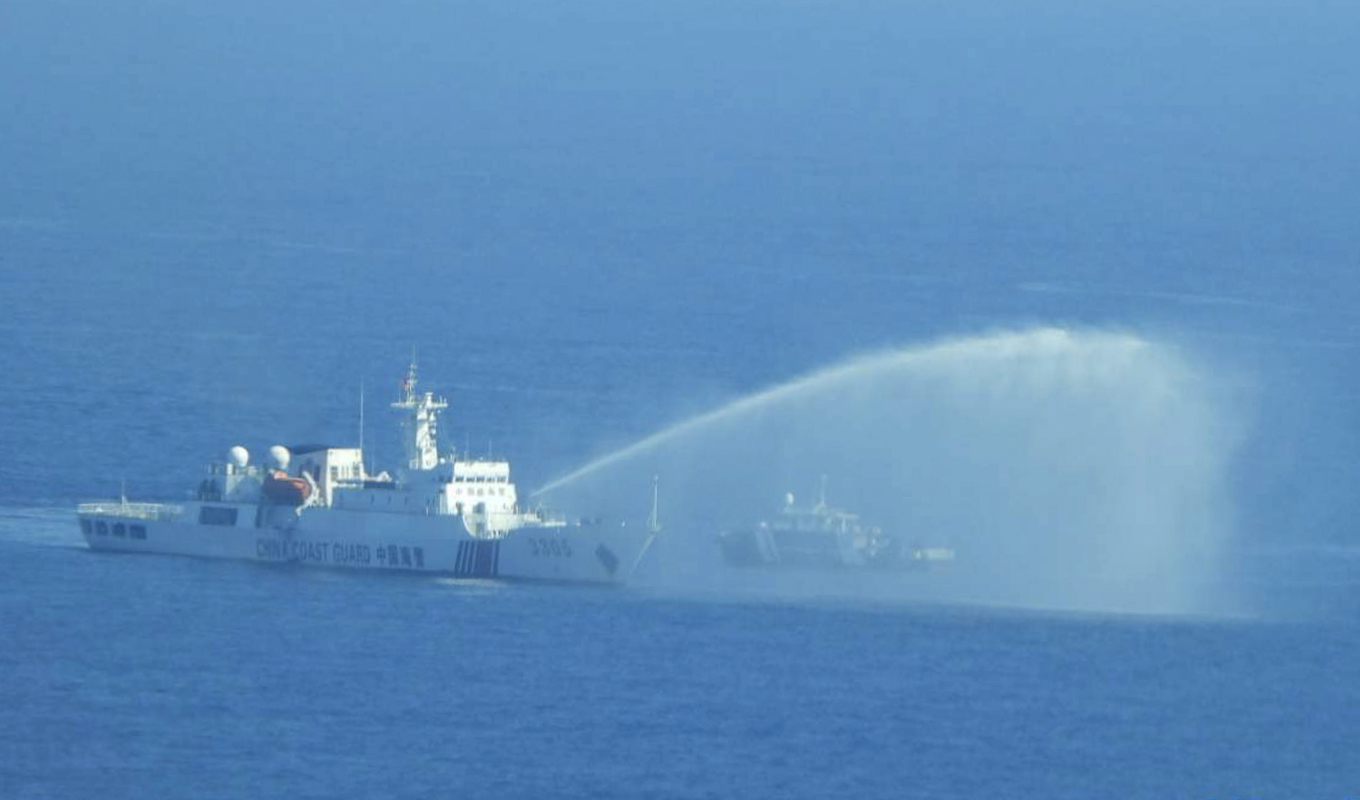 Ett kinesiskt fartyg använder vattenkanon mot ett filippinsk båt på väg mot Scarboroughrevet i en incident som utspelades på lördagen. Foto: AP via filippinska kustbevakningen/TT