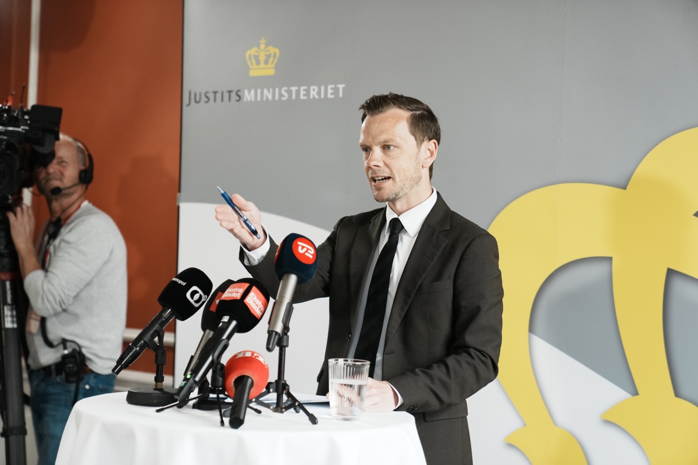 Danmarks justitiminister Peter Hummelgaard (S) talar på en pressträff om beslutet att försöka få det kriminella gänget Bandidos förbjudet. Foto: Thomas Traasdahl/Scanpix/Ritzau/TT