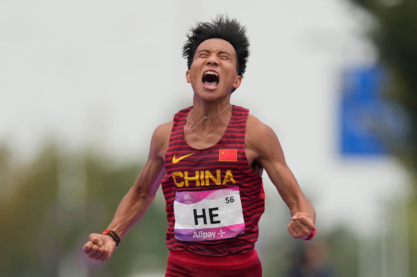 Kinesen He Jien fråntas sin guldmedalj i Peking halvmaraton. Arkivbild. Foto: Lee Jin-man/AP/TT