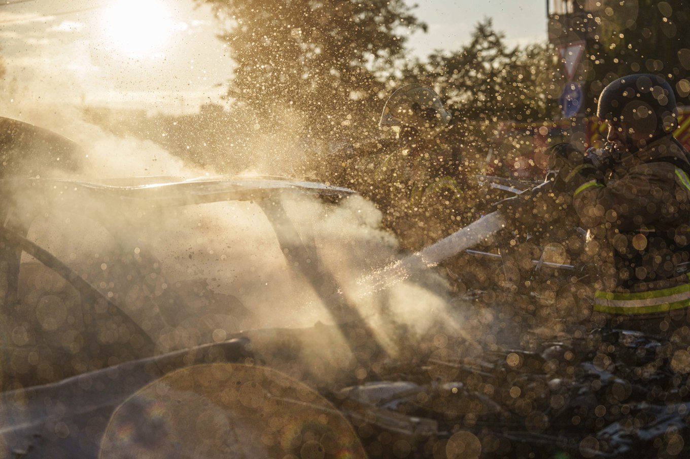 Brandmän i Sumy i norra Ukraina arbetar med att släcka en bildbrand efter ett ryskt flyganfall mot ett bostadsområde på lördagen. Foto: Evgeniy Maloletka/AP/TT