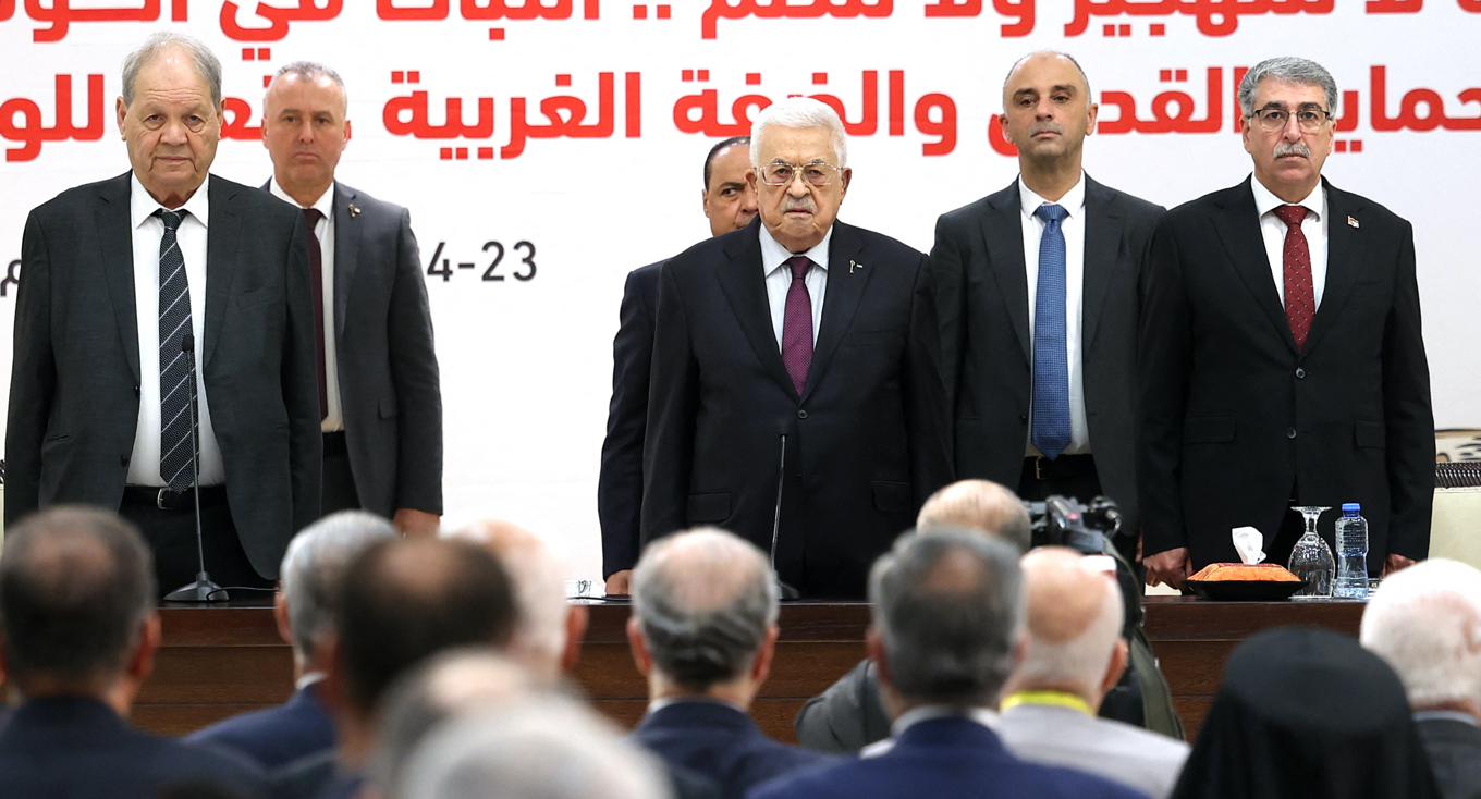 Palestinska myndighetens president Mahmoud Abbas (mitten) uppmanar Hamas att lägga ner vapnen och ombilda sig till ett politiskt parti. Foto: Zain Jaafar/AFP via Getty Images