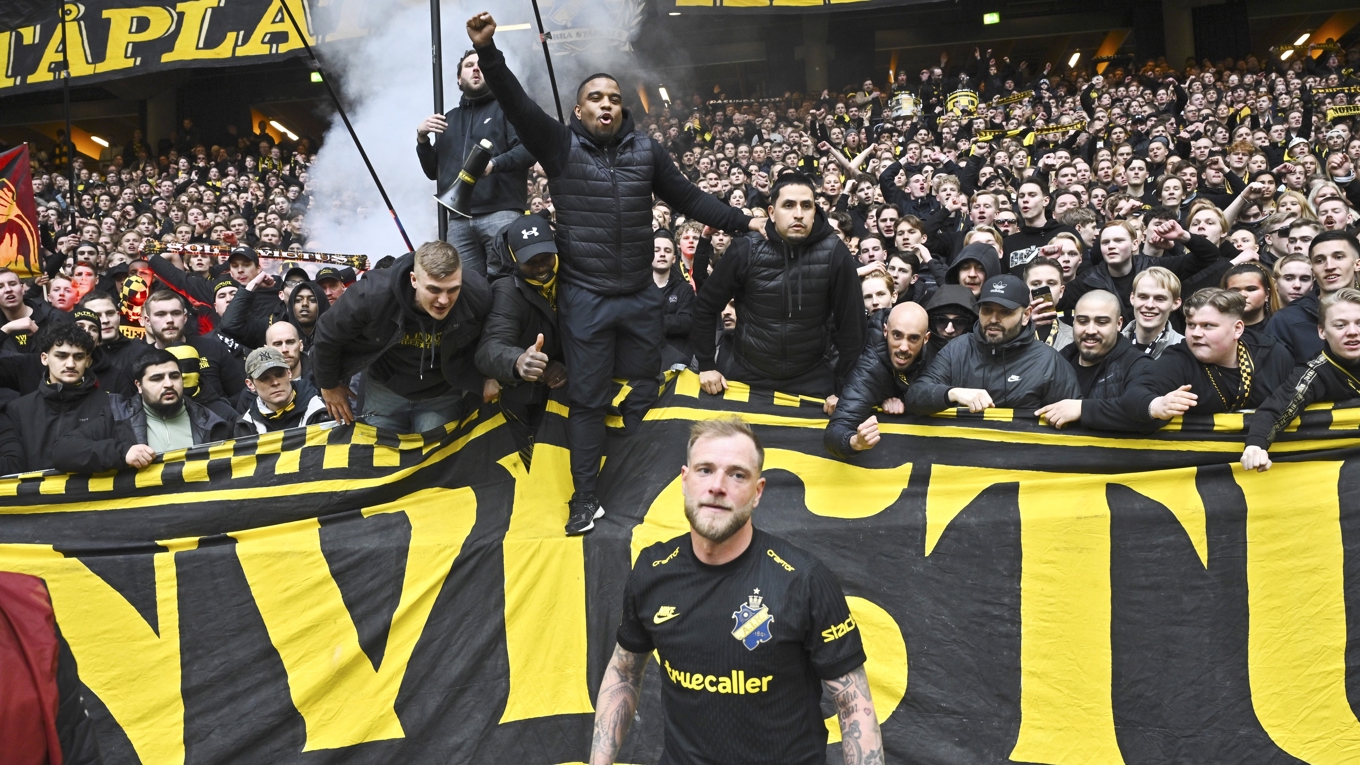 Matchen AIK mot IFK Norrköping fick ett abrupt avbrott, en domare träffades av ett föremål. Foto: Claudio Bresciani/TT