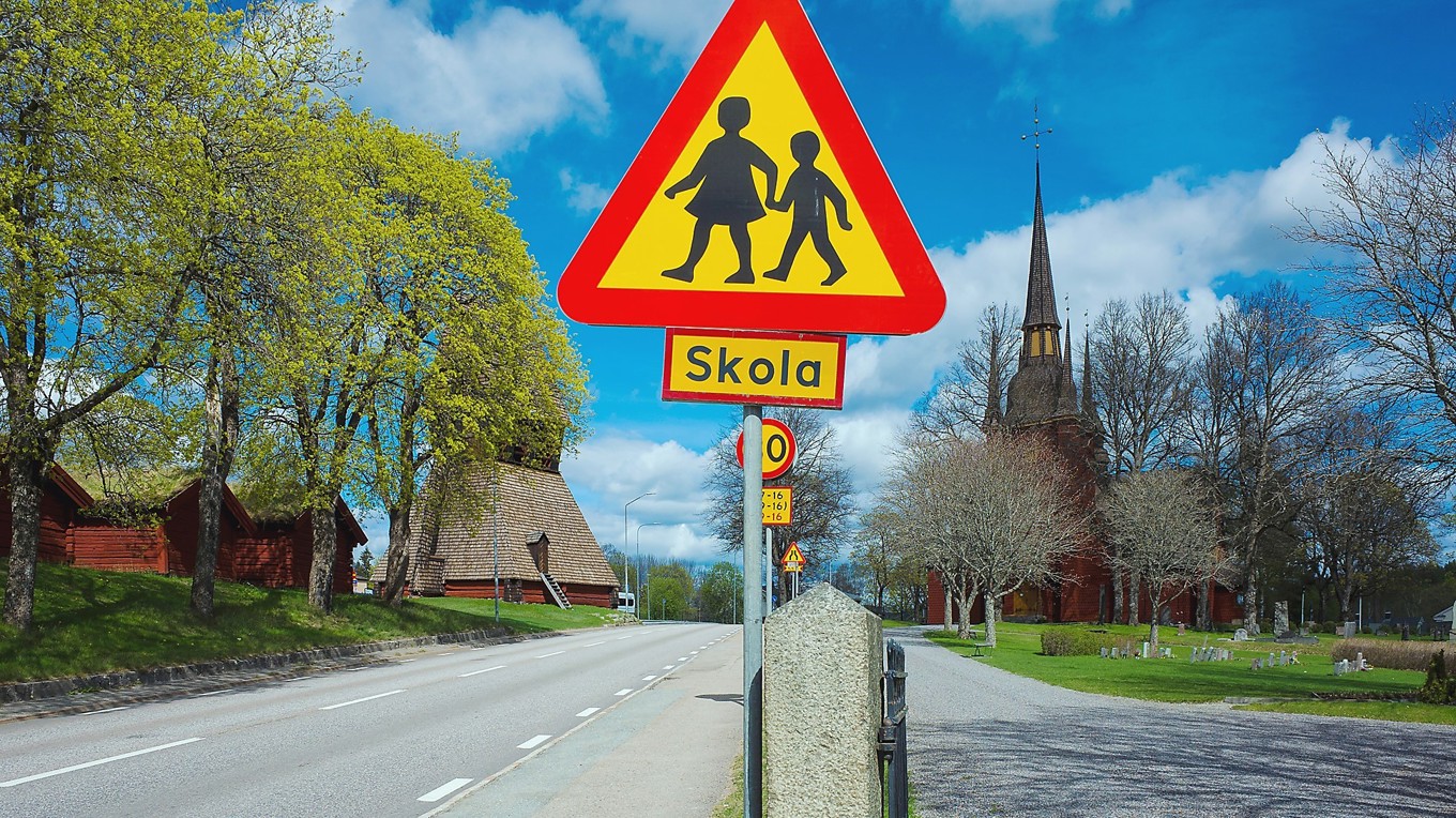 Det finns starkt forskningsstöd för att mindre skolor har bättre förutsättningar att skapa en trygg och inkluderande skolmiljö, skriver krönikören. Foto: Shutterstock