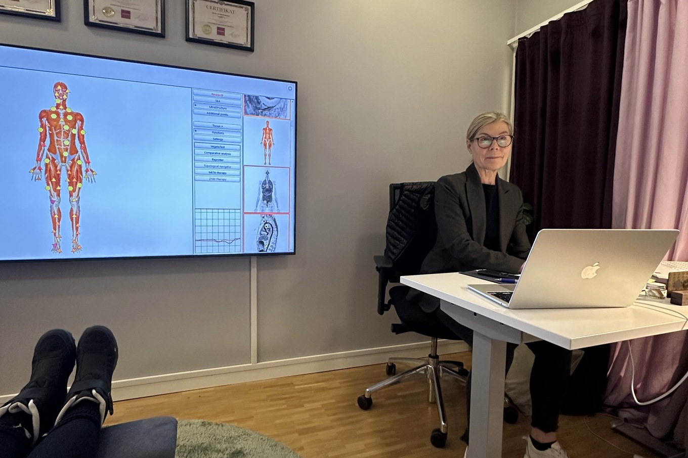 En del av Lena Gummessons arbete inom hälsa sker med hjälp av frekvensmedicin och ”non linear systems-teknik” på Neokliniken i Stockholm. Foto: Lorin Kindby