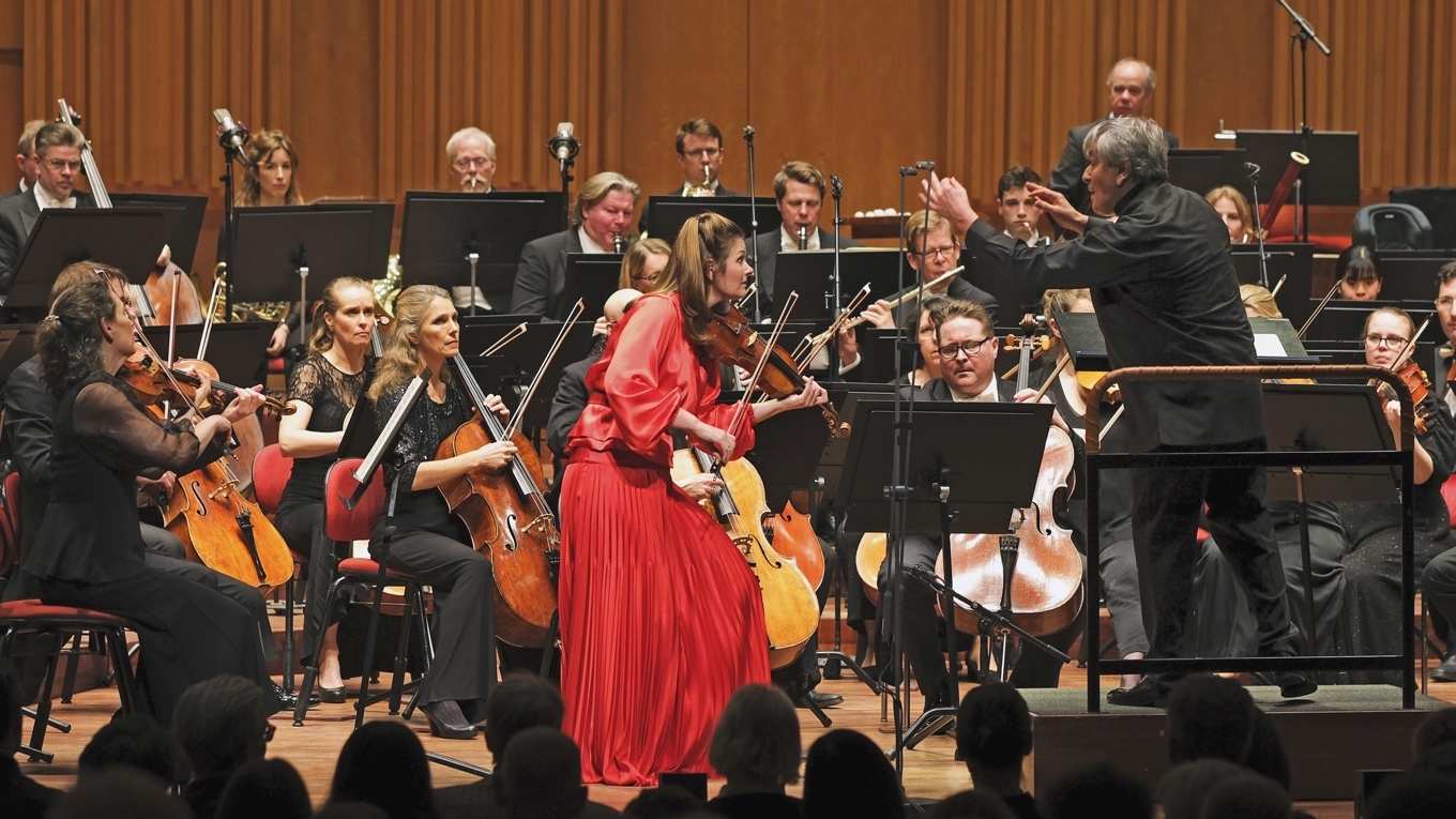 Janine Jansen, Sir Antonio Pappano och Sveriges Radios Symfoniorkester under framförandet av Johannes Brahms violinkonsert. Foto: Arne Hyckenberg/Sveriges Radio