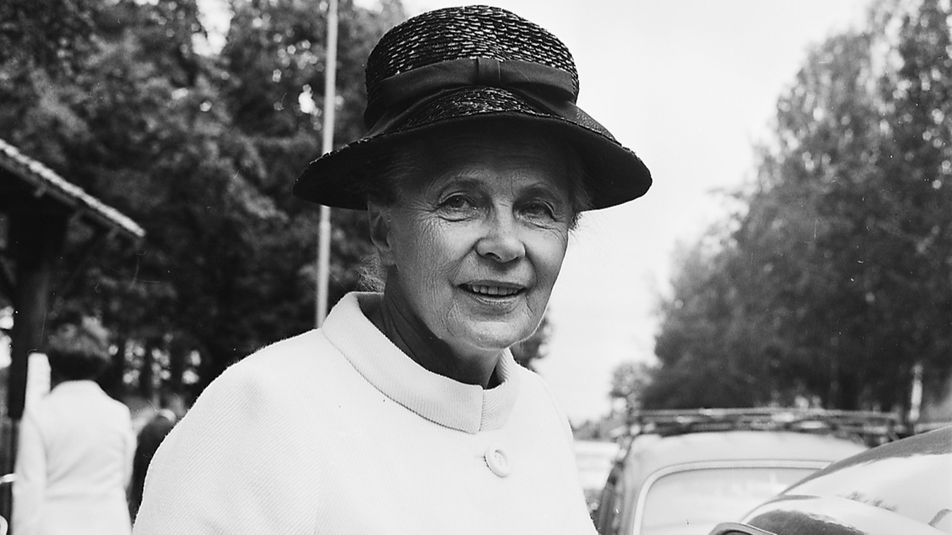 Har vi kommit längre än Alva Myrdals vision om ”storbarnkammaren”? Här ses fredspristagaren på Socialdemokraternas valmarknad i Sveaparken i Tierp 1968. Foto: Arbetarbladet, Tierp/CC BY-NC-ND 4.0