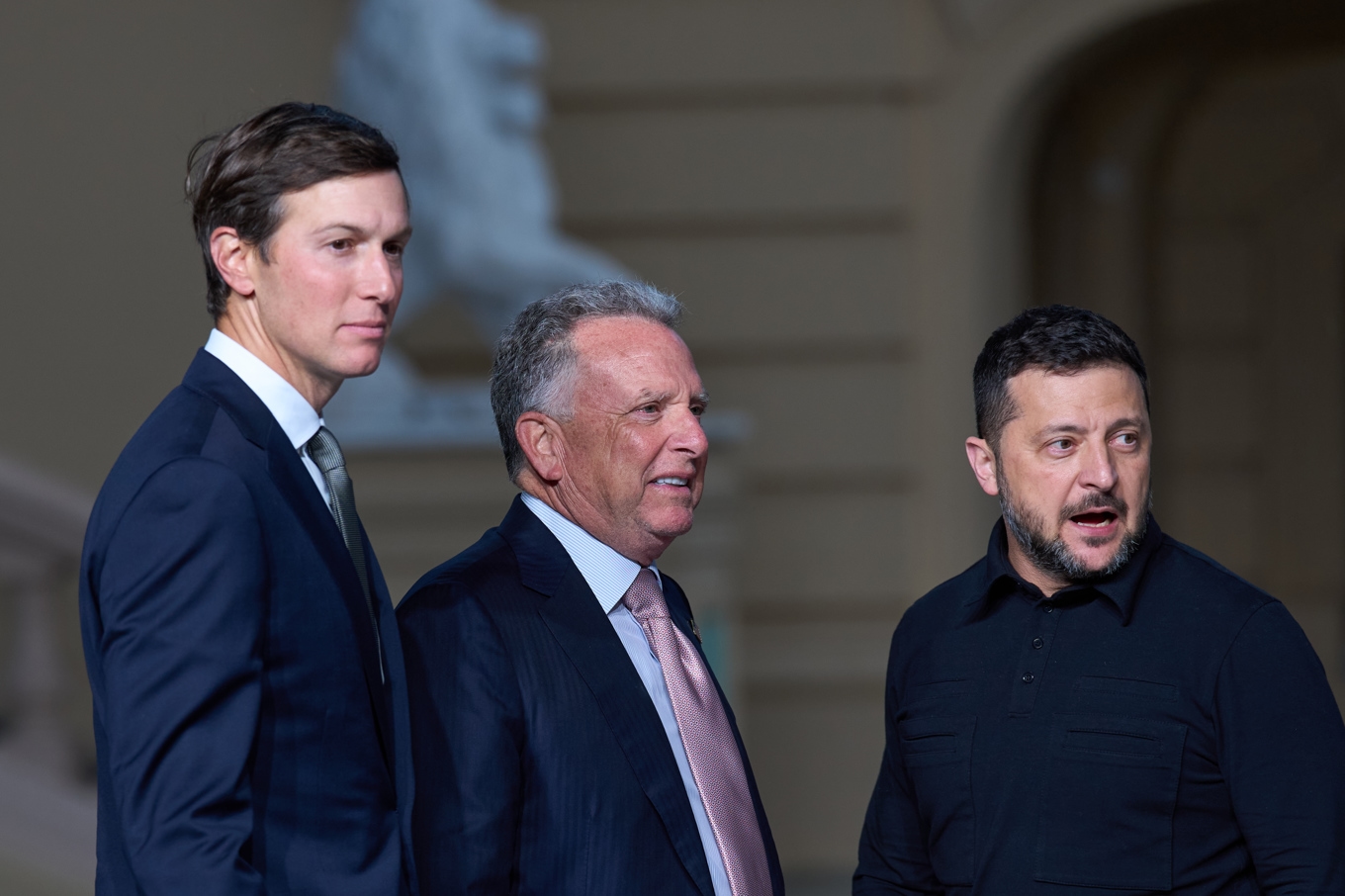USA:s fredssändebud Jared Kushner och Steve Witkoff tillsammans med Ukrainas president Volodymyr Zelenskyj i Kiev i söndags. Foto: Francisco Seco/AP/TT