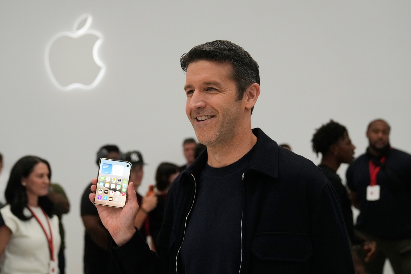 Apples vd John Ternus visar upp en ny telefon. Foto: Jeff Chiu/AP/TT