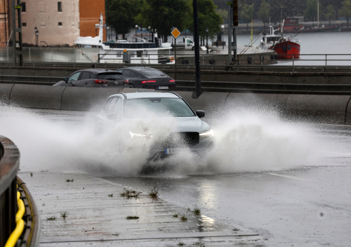 SMHI varnar bilister för översvämningar på vägar och viadukter. Arkivbild. Foto: Magnus Grimstedt/TT