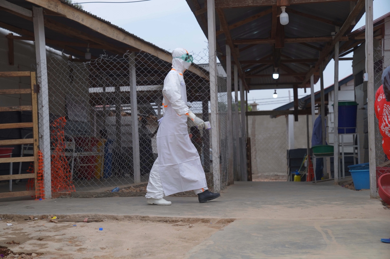 En vårdarbetare med skyddsutrustning vid en ebolamottagning i augusti. Foto: Dieudonne Dirole/AP/TT
