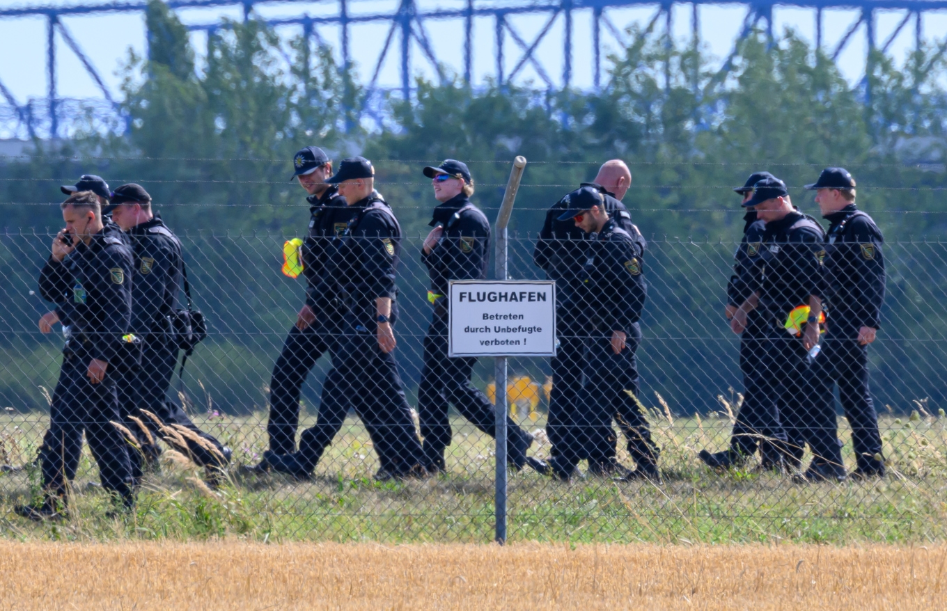 Tysk polis söker igenom ett område vid ena landningsbanan vid flygplatsen Leipzig/Halle i början av augusti. Foto: Hendrik Schmidt/AP/TT