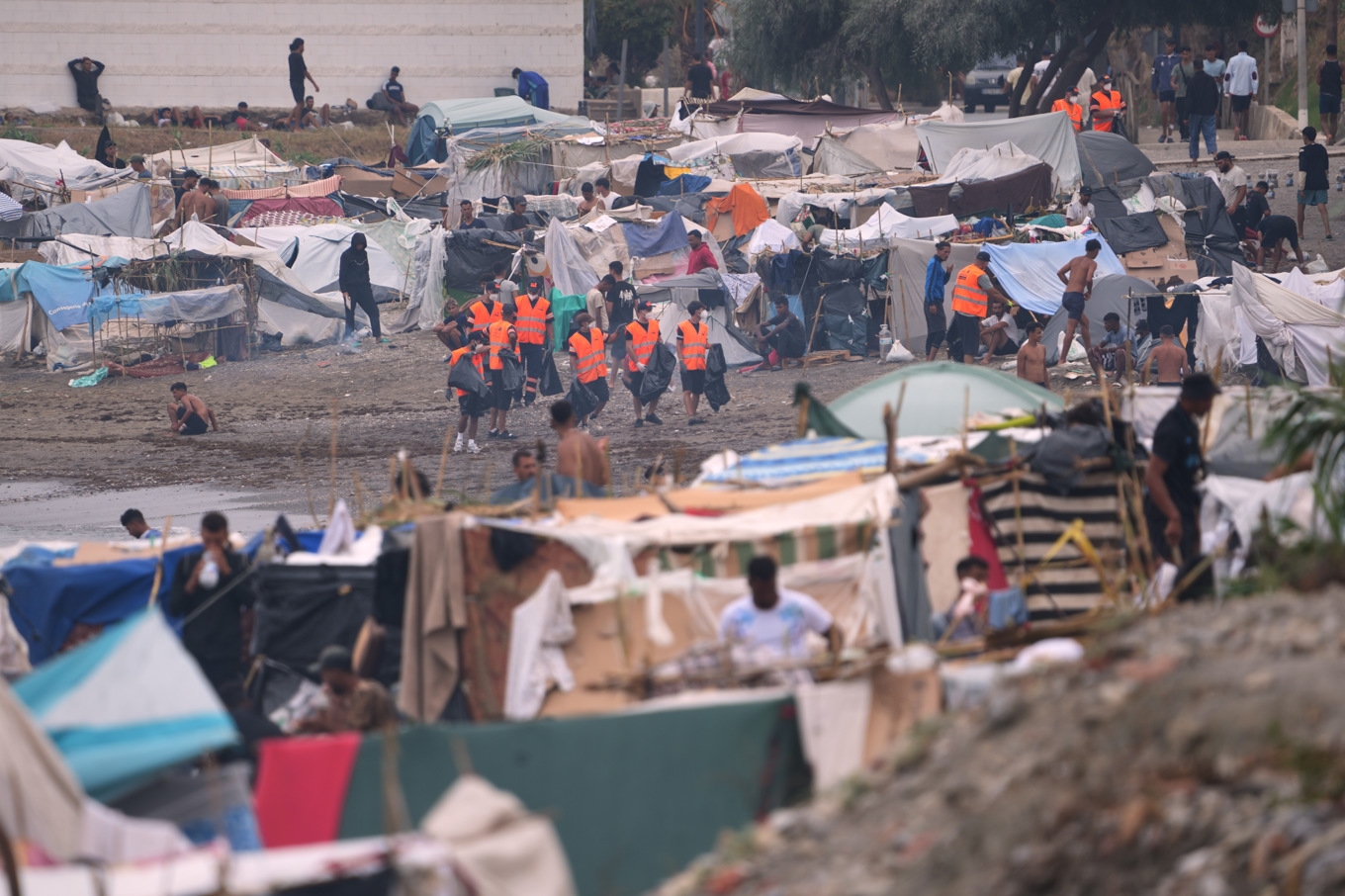 Migranttält på El Trampolín-stranden i den spanska exklaven Ceuta. Bild från i början av september. Foto: Francis González/AP/TT