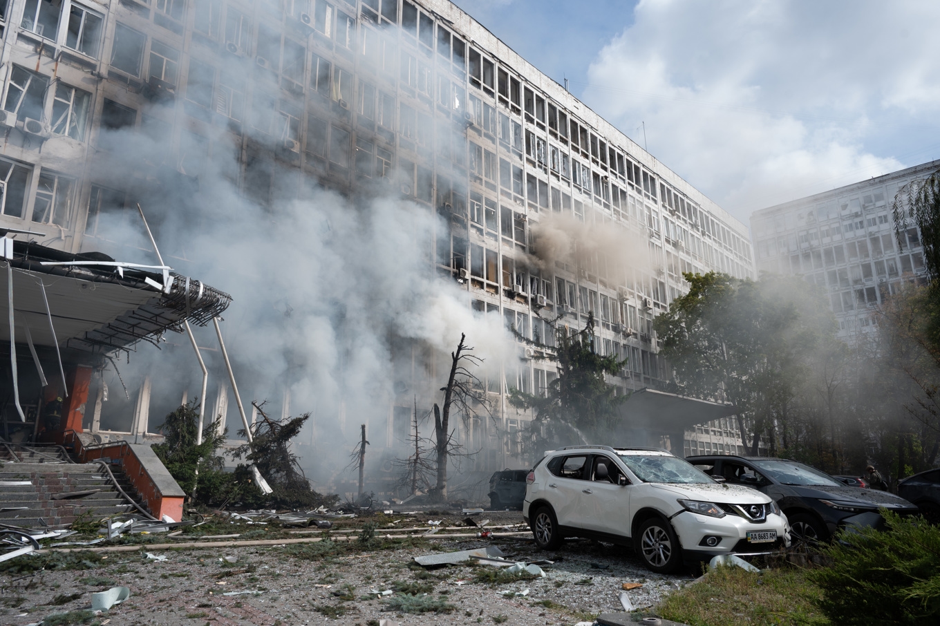 En brinnande byggnad efter ryska drönarattacker i Kiev på onsdagen. Foto: Danylo Antoniuk/AP/TT