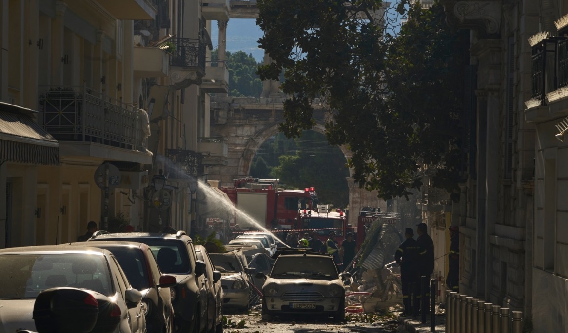 Brandmän på plats efter en explosion i Aten på fredagen. Foto: Petros Giannakouris/AP/TT