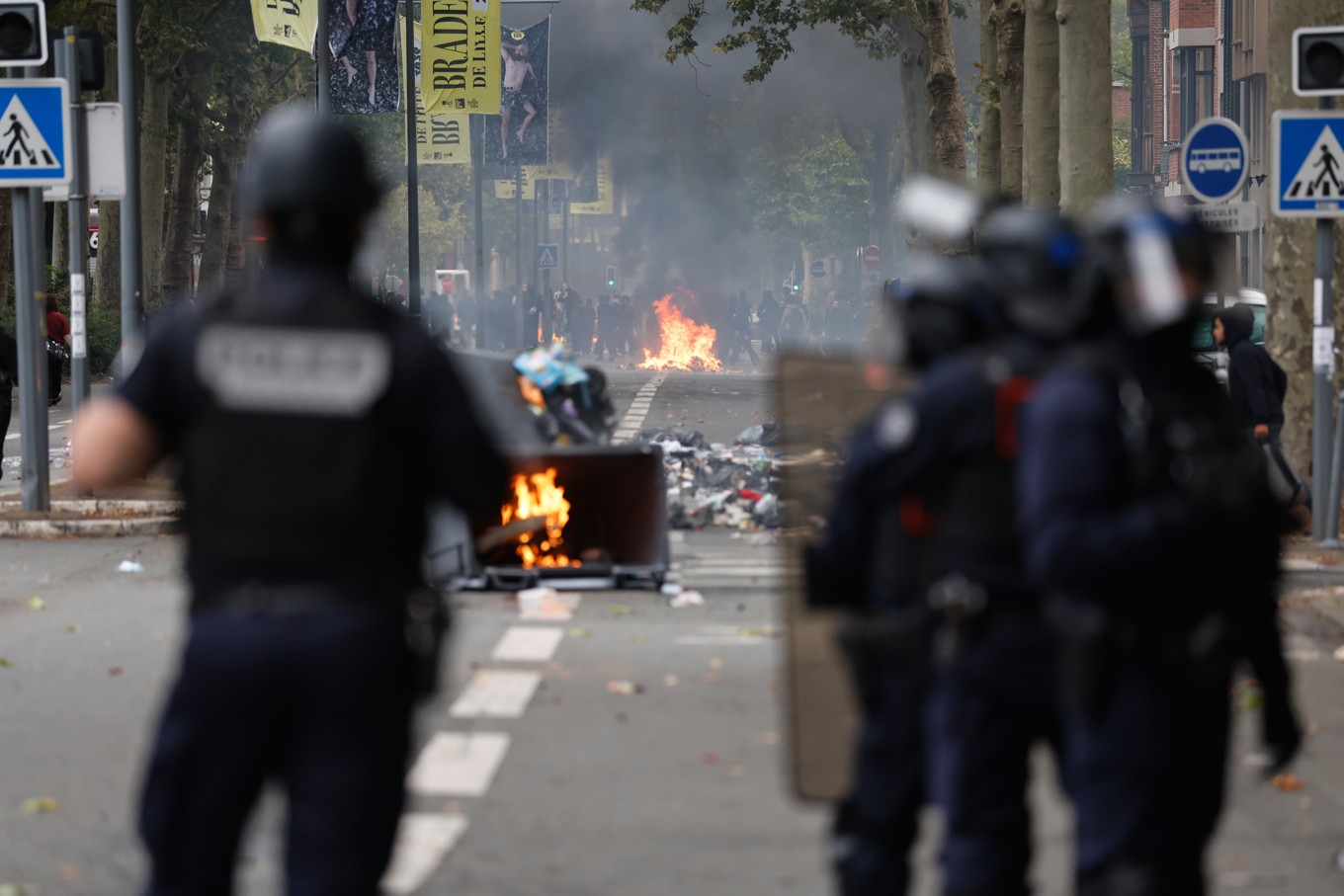 Kravallpolis sattes på onsdagen in i Lille där gymnasieelever protesterat. Foto: Jean-Francois Badias/AP/TT
