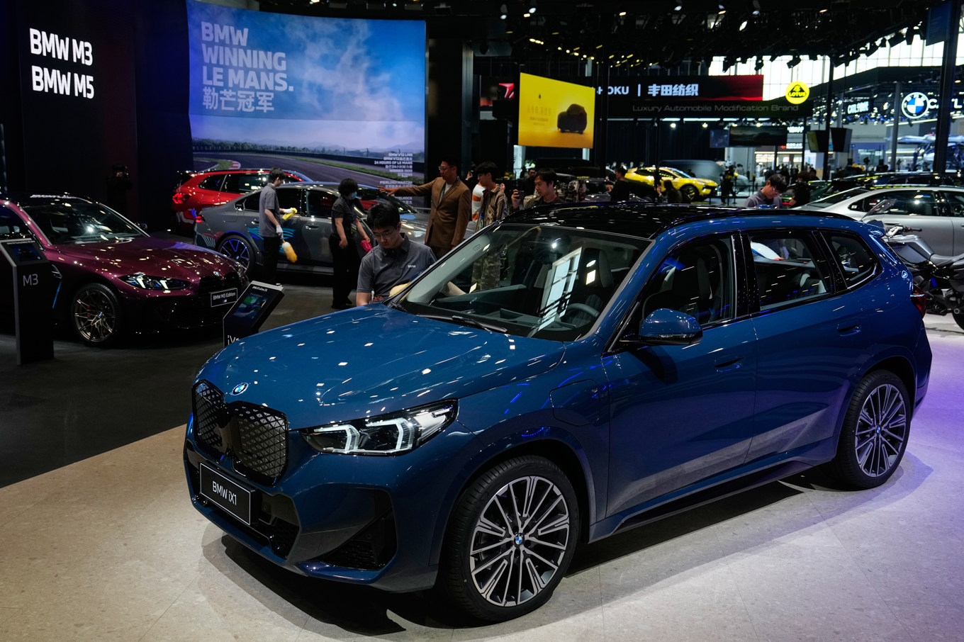 BMW visar upp en av sina modeller i anslutning till bilmässan i Peking tidigare i år. Foto: Andy Wong/AP/TT