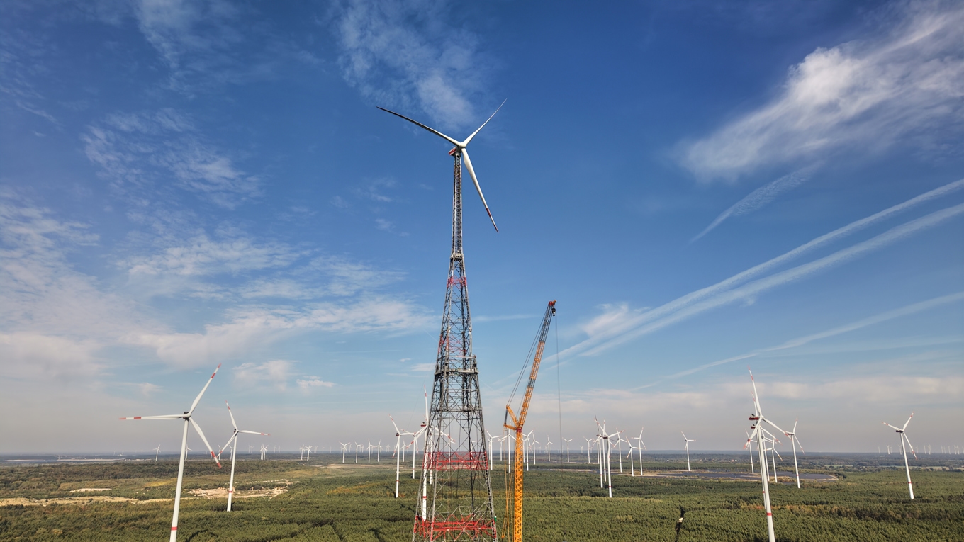 Det nytillverkade vindkraftverket sträcker sig 365 meter över marken. Foto: Markus Schreiber/AP/TT