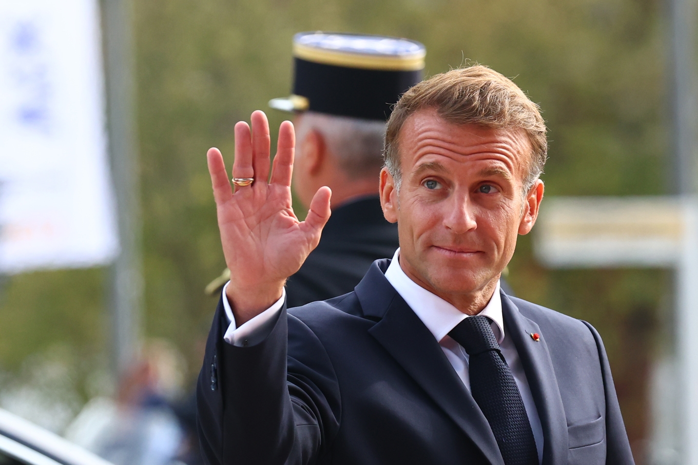 Frankrikes president Emmanuel Macron meddelar att G7-länderna ska släppa 100 miljoner fat diesel och råolja ur sina beredskapslager. Bild från i måndags. Foto: Antonin Utz/AP/TT