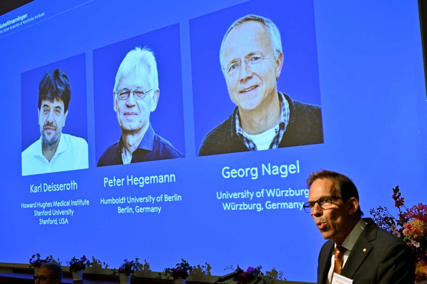 Karl Deisseroth, Peter Hegemann och Georg Nagel tilldelas 2026 års Nobelpris i fysiologi eller medicin. Det meddelades vid en pressträff vid Karolinska institutet i Stockholm. Foto: Pontus Lundahl/TT