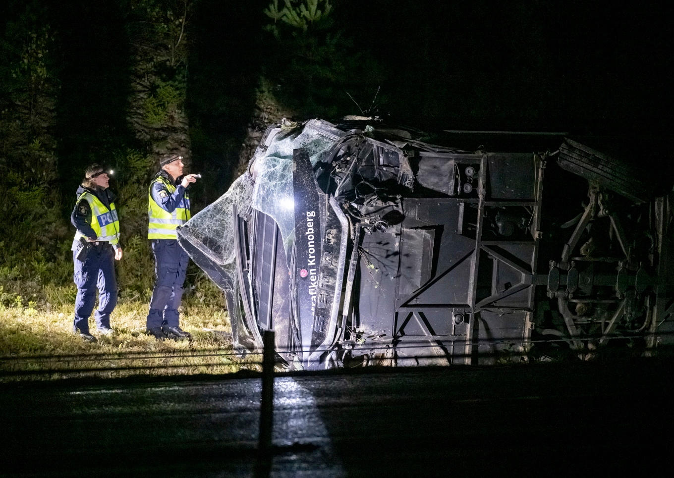 Polisens kriminaltekniker vid olycksplatsen på riksväg 25 mellan Alvesta och Växjö. Foto: Johan Nilsson/TT