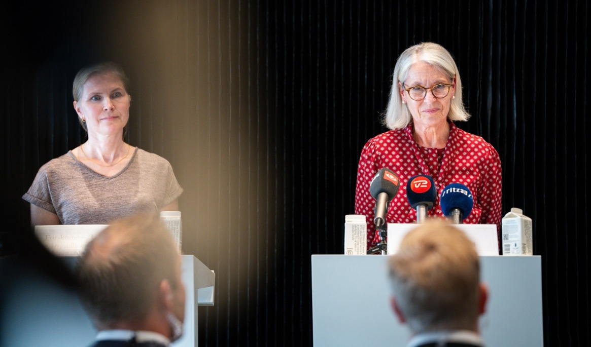 Henriette Erbs vid danska rikskriminalen (NSK) och Laila Reenberg, chef för den danska samhällsskydds- och beredskapsmyndigheten håller en pressträff. Foto: Emil Nicolai Helms/Ritzau Scanpix/TT