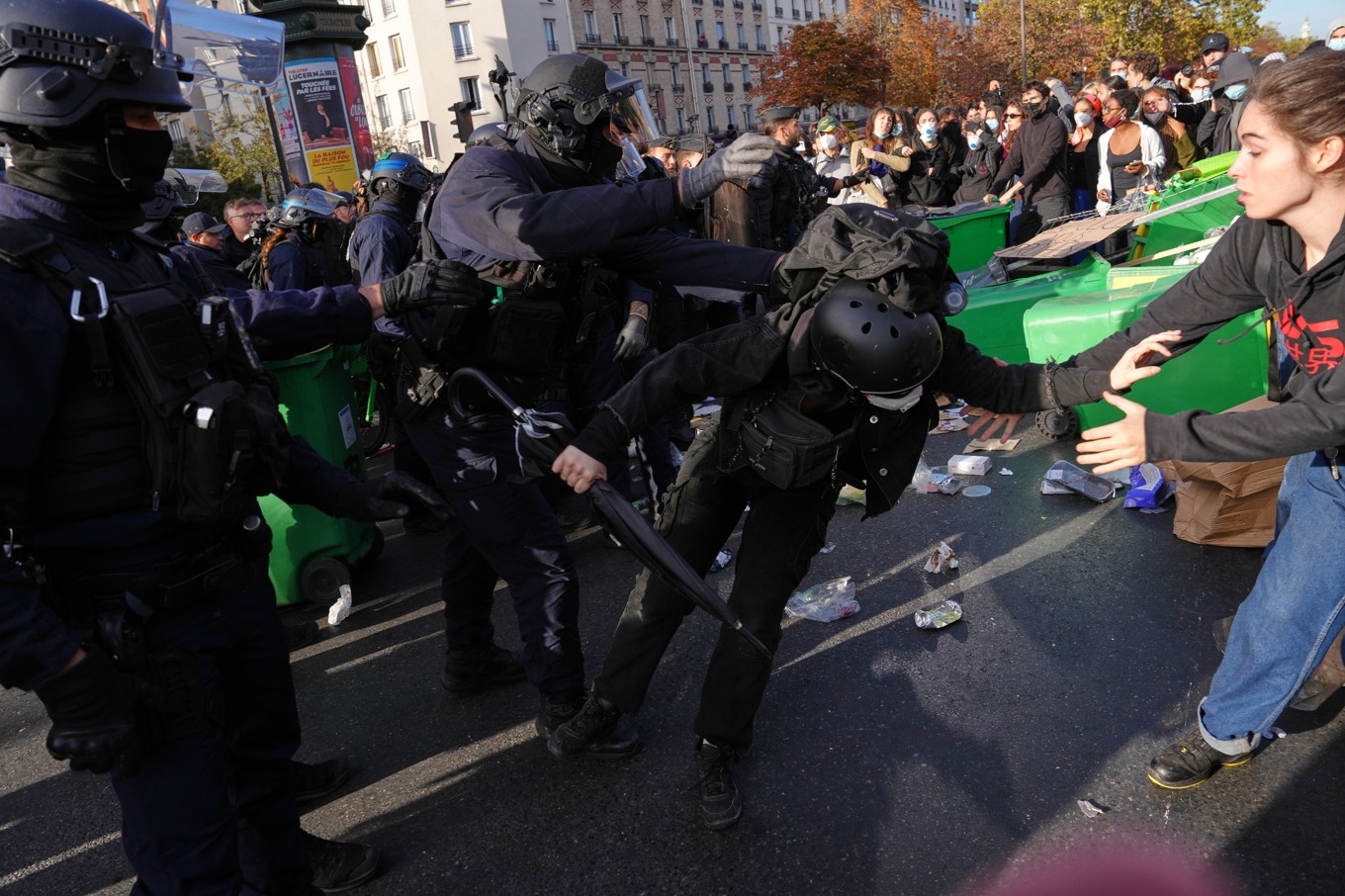 Kravallpolis går emot gymnasieelever under tisdagens skolprotester i Paris. Foto: Aurelien Morissard/AP/TT