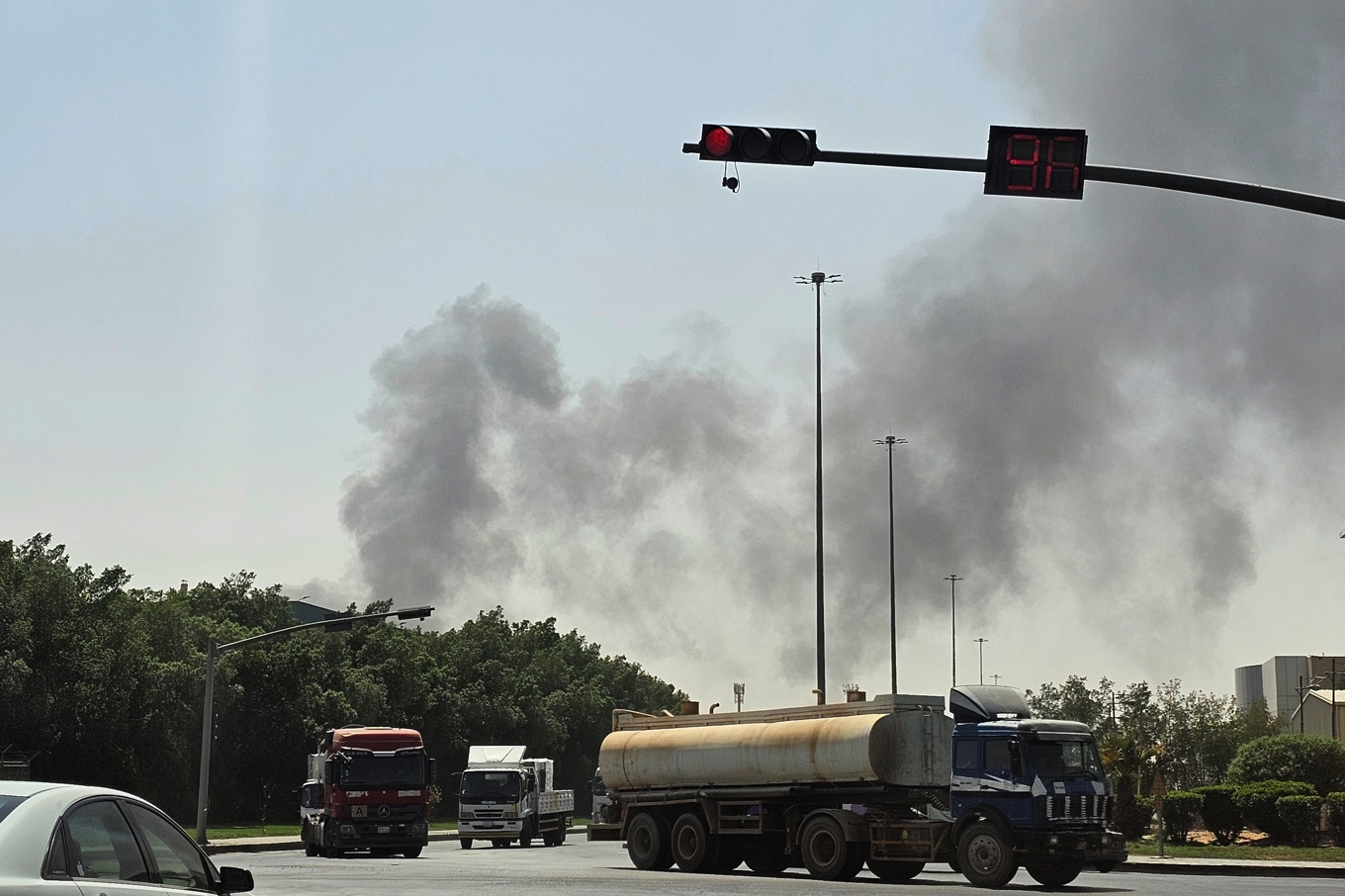 Huthirörelsen har återkommande attackerat mål i Saudiarabiens huvudstad Riyad. Bilden är från en attack i lördags. Foto: STR via AP/TT