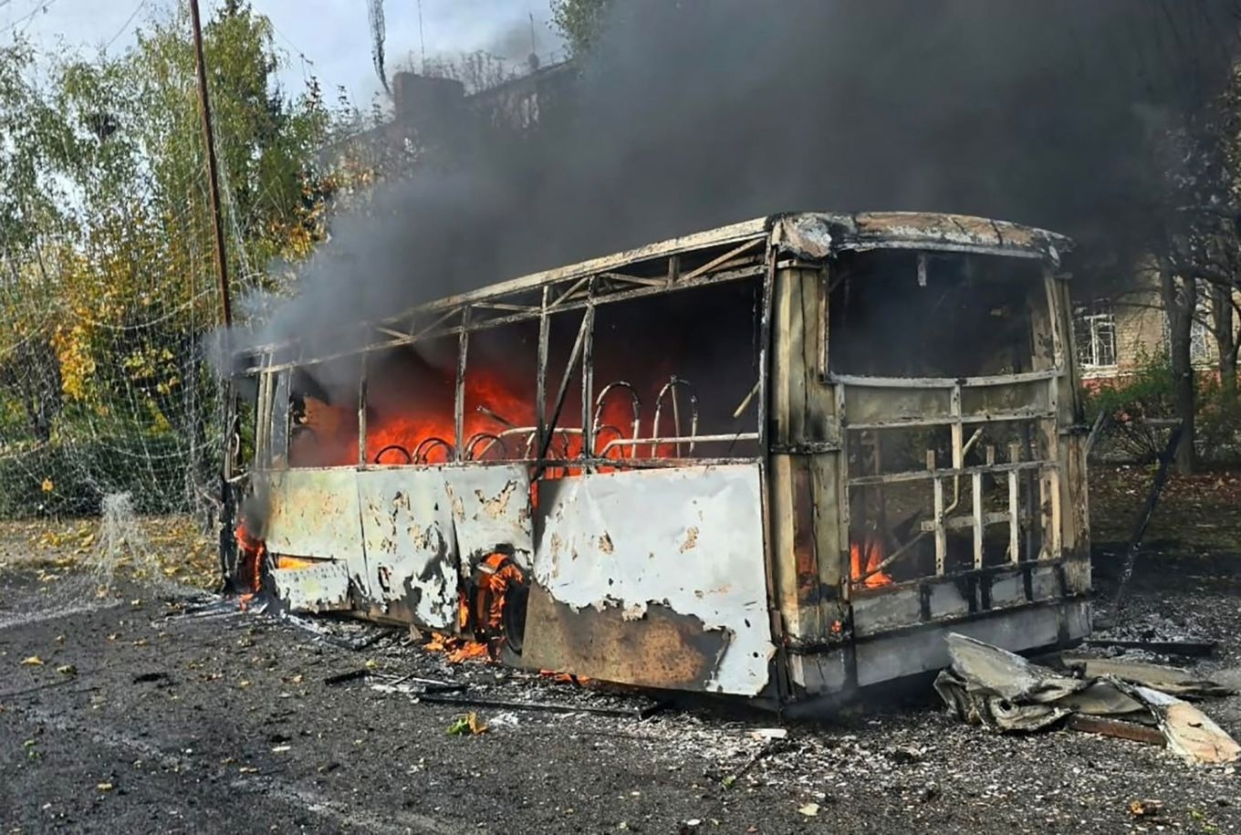 En av två bussar som träffades i ryska attacker mot Kramatorsk på torsdagen. Bild tillhandahållen av den regionala åklagarmyndigheten i Donetsk. Foto: Donetsks åklagarmyndighet via AFP/TT