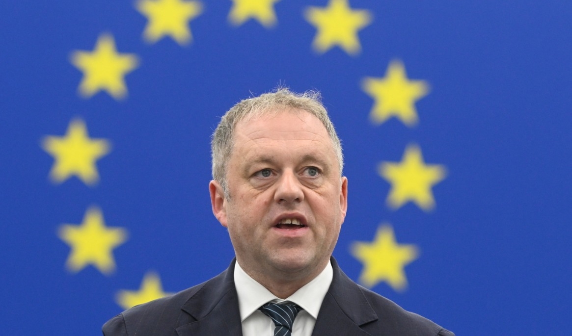 Irlands EU-minister Thomas Byrne under ett framträdande i EU-parlamentet tidigare i veckan. Arkivbild. Foto: Pascal Bastien/AP/TT