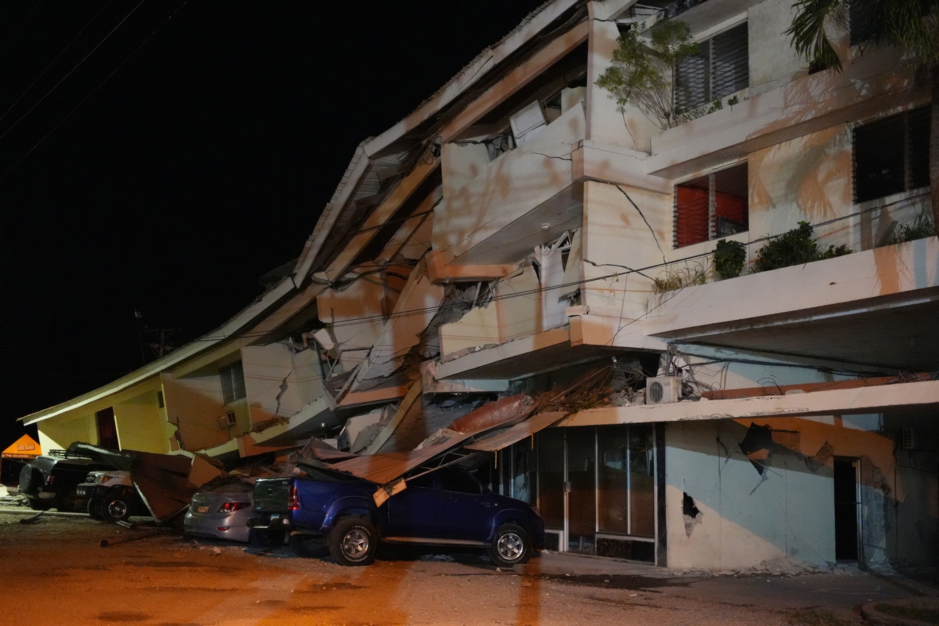En byggnad har kollapsat på bilar i Panama. Foto: Aris Mariota/AP/TT
