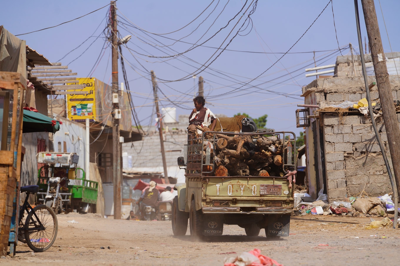 Läget för civila är utsatt i Aden i Jemen, där den internationellt erkända regeringen har sitt fäste. Huthirörelsen inleder attacker mot staden. Foto: Abdulnasser Alseddik/AP/TT