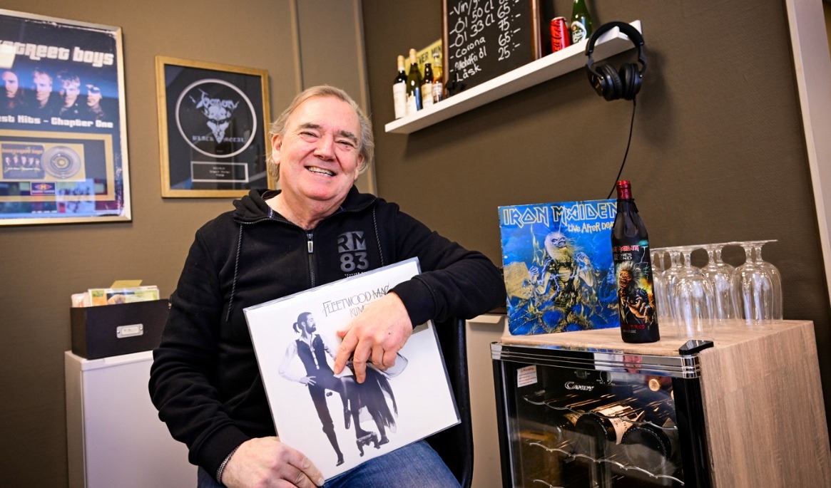 Peo Wahlin driver Wahlins Vinyl i centrala Norrköping. Skivbutiken fick serveringstillstånd för alkohol efter att matkravet slopades i somras. Foto: Jonas Ekströmer/TT