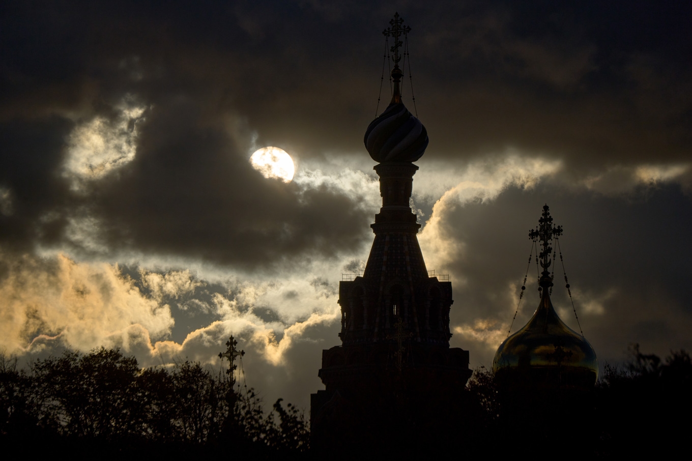 Vanliga moln över S:t Petersburg, på en bild tagen i torsdags. Foto: Dmitri Lovetsky/AP/TT