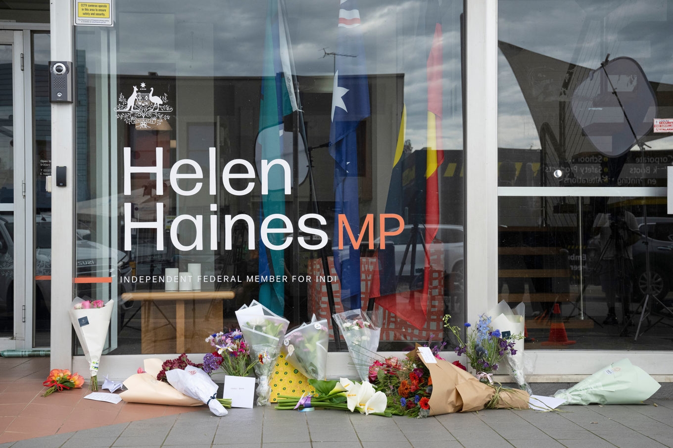 Blommor utanför Helen Haines kontor där hon blev påkörd under måndagen. Foto: James Ross/AP/TT