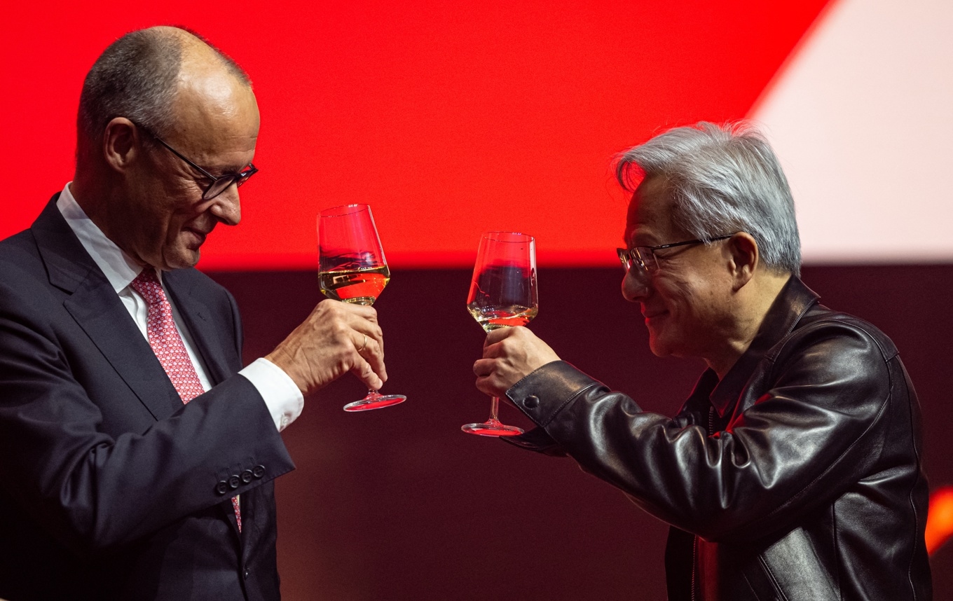 ”Prost!". Förbundskansler Friedrich Merz, till vänster, skålar med Nvidias vd Jensen Huang under en investerarkonferens i Berlin. Foto: Fabian Sommer/AP/TT