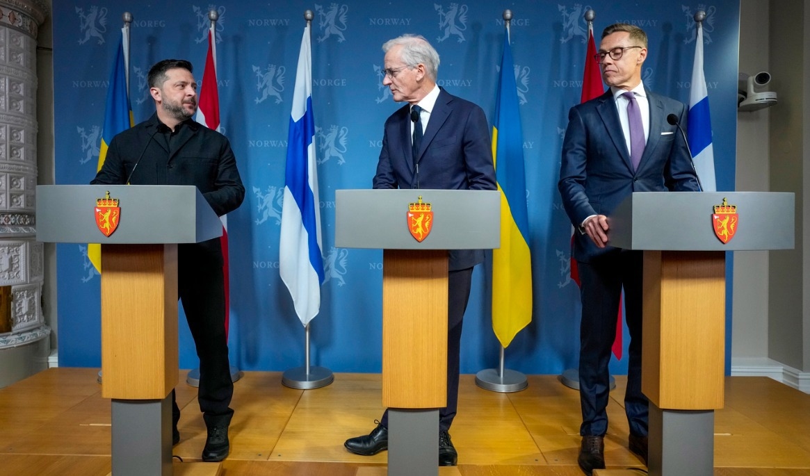 Ukrainas president Volodymyr Zelenskyj, Norges statsminister Jonas Gahr Støre och Finlands president Alexander Stubb under presskonferensen i Oslo. Foto: Cornelius Poppe/NTB/TT