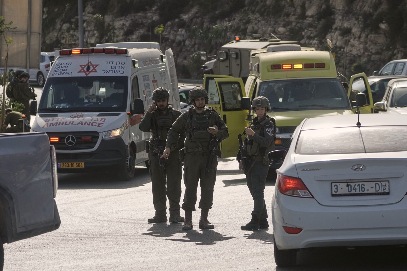 Israeliska soldater och sjukvårdspersonal efter en incident nära Hebron tidigt på fredagen. Foto: Mahmoud Illean/AP/TT