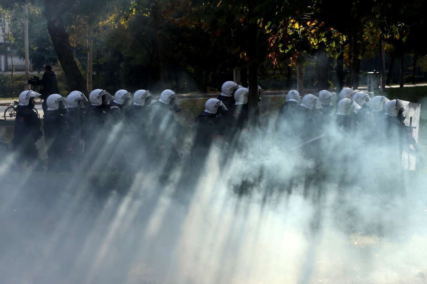 Kravallpolis i Albaniens huvudstad Tirana på lördagen. Foto: Hameraldi Agolli/AP/TT