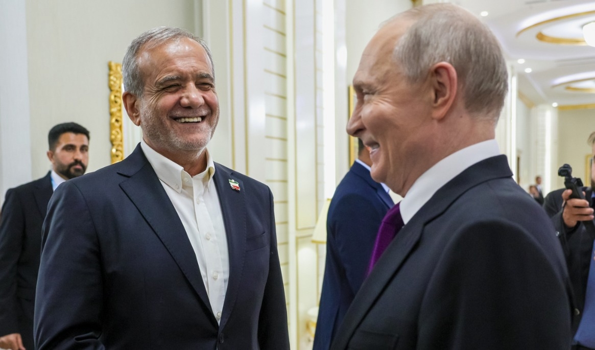 Irans president Masoud Pezeshkian och Rysslands president Vladimir Putin skakar hand under ett möte i Turkmenistan i början av oktober. Snart möts de två igen i Moskva. Foto: Gavriil Grigorov/Sputnik via Kreml/AP/TT